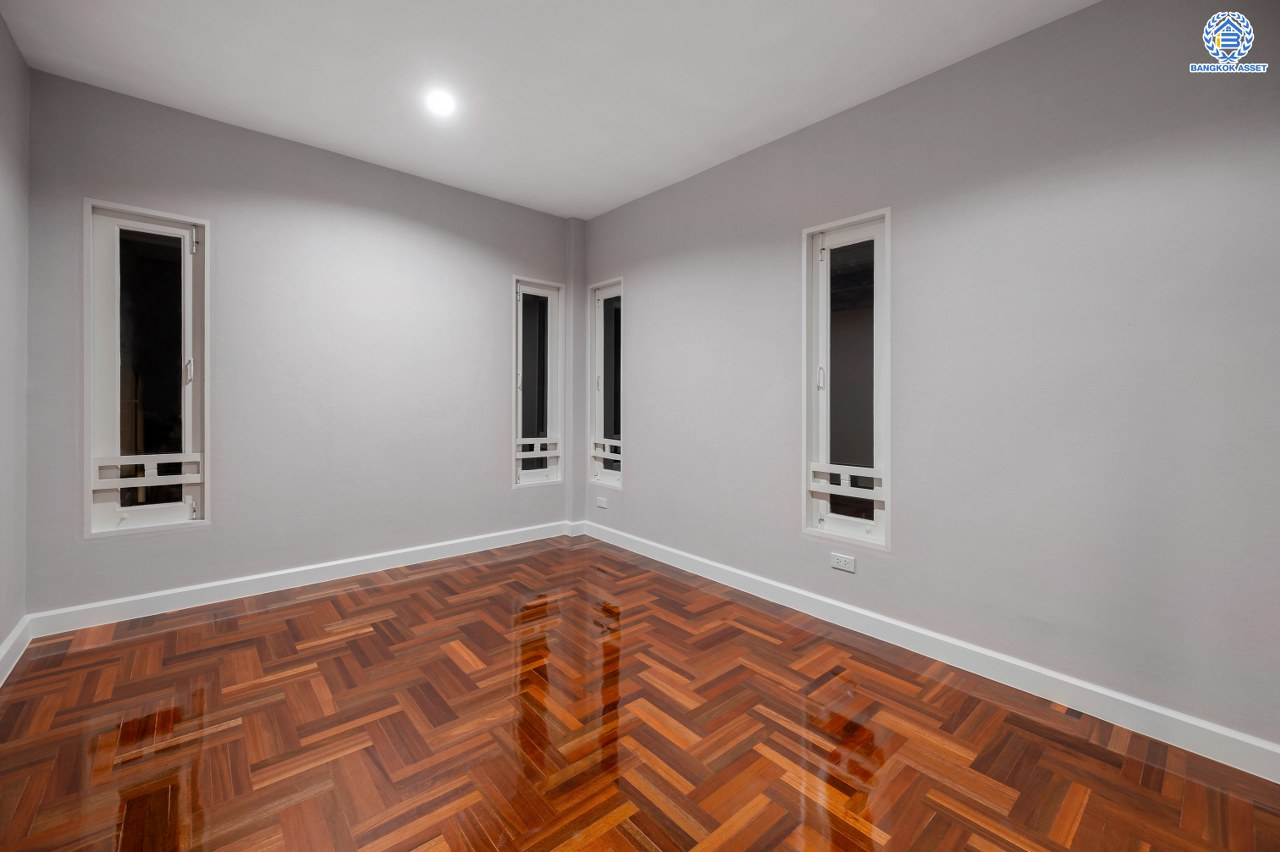 บ้านมือสองตกแต่งใหม่ โครงการ โนเบิลวานา ปิ่นเกล้า1 บ้านเดี่ยวหลังใหญ่ เนื้อที่ 65.6 ตร.ว. พื้นที่ใช้สอย 206.4 ตร.ม. ฟังก์ชัน 3 ห้องนอน 3 ห้องน้ำ 2 ห้องอเนกประสงค์  1 ห้องแม่บ้าน จอดรถได้ 2 คัน บนสุดยอดทำเลเดินทางสะดวก หน้าโครงการติดถนนใหญ่บรมราชชนนี ใกล้ทางคู่ขนานลอยฟ้าบรมราชชนนี ม.มหิดล เซ็นทรัลศาลายา และรายล้อมด้วยสิ่งอำนวยความสะดวกครบ...